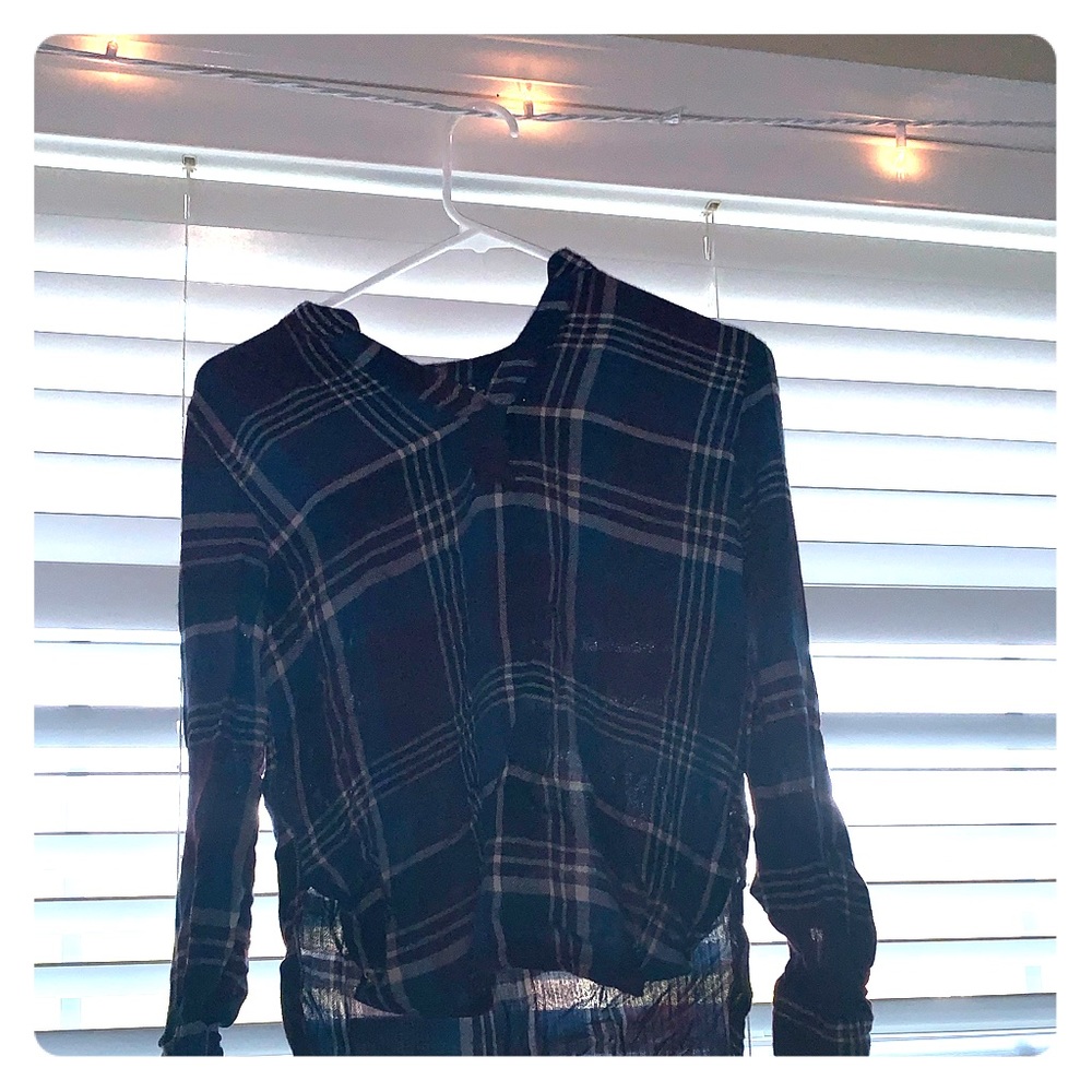 a V-neck oversized pullover plaid shirt